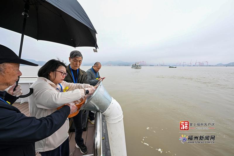 家属将亲属骨灰撒入大海